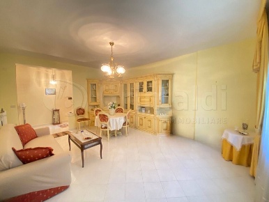 Foto Appartamento a Giugliano in Campania Monaci di 110 m² con 3 locali