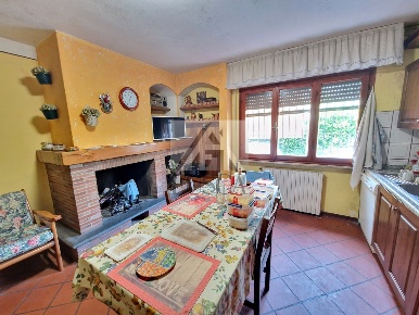 Foto Villa unifamiliare in Via Vittorio Bachelet, Lucca Sant'Anna di 240 m²