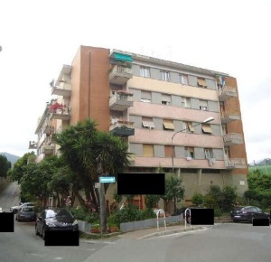Foto Appartamento in Via Mignone 45, Savona di 59 m² con 3 locali all'asta