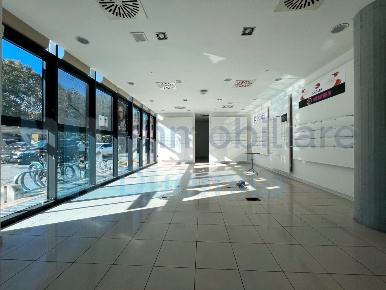 Foto Locale commerciale a Bologna Bolognina di 75 m² con 2 locali
