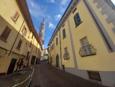 Foto Locale commerciale in Via Canonico Bissolotti, Palazzolo sull'Oglio