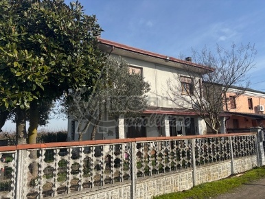 Foto Villa singola a Stienta di 135 m² con 5 locali in vendita