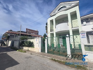 Foto Villa unifamiliare a Casoria Centro di 500 m² con 13 locali in vendita