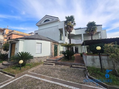 Foto Villa unifamiliare a Casoria Centro di 500 m² con 13 locali in vendita