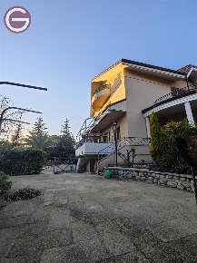 Foto Villa unifamiliare a Cittanova di 562 m² con 4 locali in vendita
