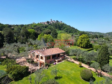 Foto Villa unifamiliare in Via Circumlacuale, Bracciano Lungolago di 223 m²
