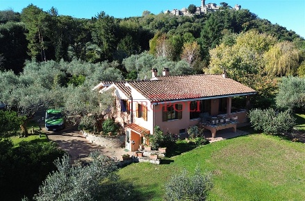 Foto Villa unifamiliare in Via Circumlacuale, Bracciano Lungolago di 223 m²