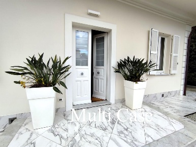 Foto Villa unifamiliare a Pietrasanta di 230 m² con 6 locali in vendita