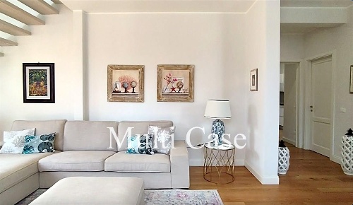 Foto Villa unifamiliare a Pietrasanta di 230 m² con 6 locali in vendita