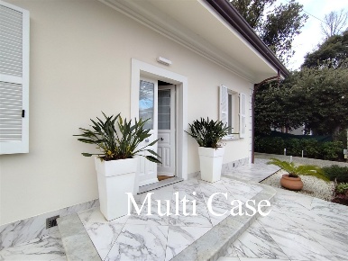 Foto Villa unifamiliare a Pietrasanta di 230 m² con 6 locali in vendita