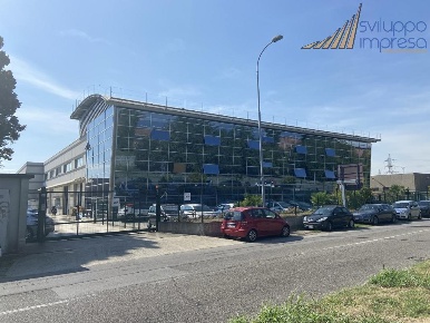 Foto Ufficio in via Caravaggio, Desio di 395 m² con 5 locali in affitto