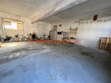 Foto Magazzino in VIA DONIZETTI, Romano di Lombardia Centro di 200 m²