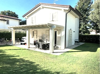 Foto Villa unifamiliare a Montignoso Cinquale di 150 m² con 3 locali