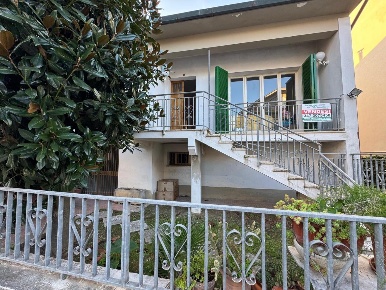 Foto Casa indipendente a Ponsacco Centro di 147 m² con 4 locali in vendita