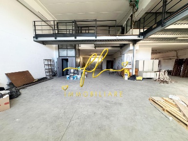 Foto Capannone industriale a Livorno Salviano di 360 m² con 4 locali