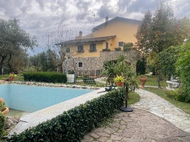 Foto Villa unifamiliare a Luni Casano Dogana Isola di 330 m² con 10 locali