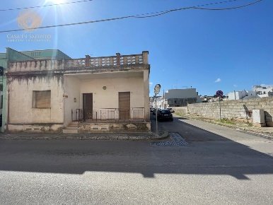 Foto Appartamento a Alessano Centro di 305 m² con 8 locali in vendita