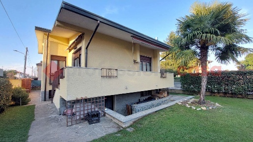 Foto Villa singola in Via grossi 1, Canegrate di 210 m² con 4 locali