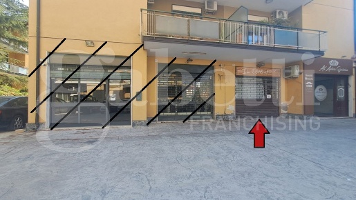 Foto Negozio in Umberto, Sant'Agata li Battiati di 39 m² con 2 locali