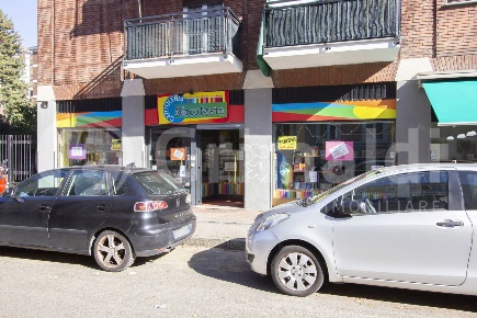 Foto Negozio in Via Isonzo 2, Cusano Milanino di 111 m² con 3 locali