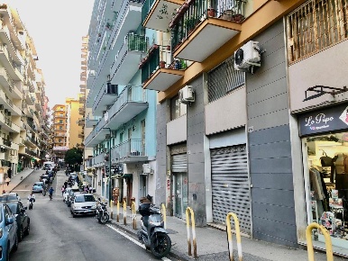 Foto Negozio in ACITILLO, Napoli Vomero di 90 m² con 2 locali in affitto