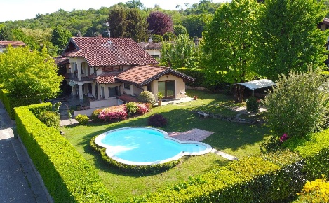 Foto Villa singola a Arona Centro di 296 m² con 7 locali in vendita