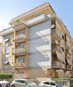 Foto Appartamento in via dell'Aquila Reale, Roma di 130 m² con 3 locali