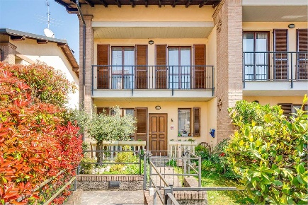 Foto Villa a schiera in Via Adamello 11, Carate Brianza Centro di 175 m²