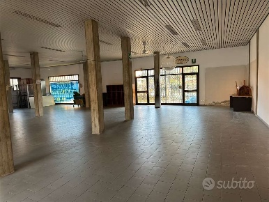 Foto Negozio in via  D. Aligheri  6, Spilamberto Centro di 400 m²