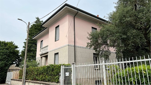 Foto Villa unifamiliare in Via Manzoni  10, Albiate di 301 m² con 6 locali