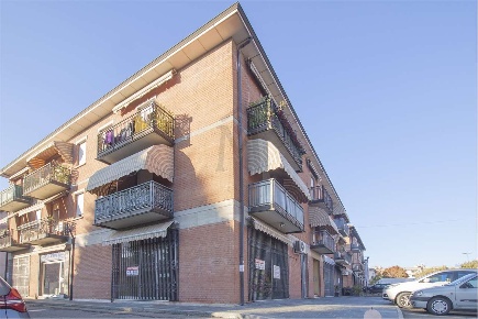 Foto Negozio a Quattro Castella di 85 m² con 2 locali in vendita