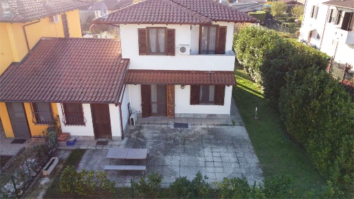 Foto Villa a schiera in Via Costa 46, Gambolò Centro di 148 m² con 4 locali