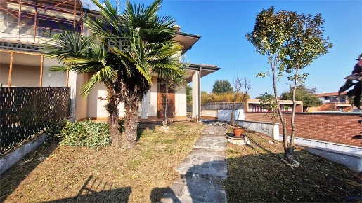 Foto Villa unifamiliare in VIA CIRCONVALLAZIONE, Siziano Centro di 192 m²