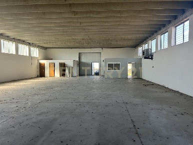 Foto Capannone industriale in Via San Pierino, Bovolone Centro di 700 m²