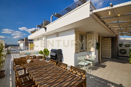 Foto Attico in Via Guglielmo Petroni 38, Roma di 65 m² con 2 locali