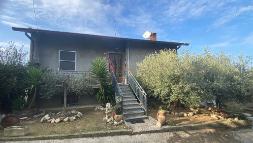 Foto Villa unifamiliare in Via Bagnolo 22, Borghi di 220 m² con 9 locali