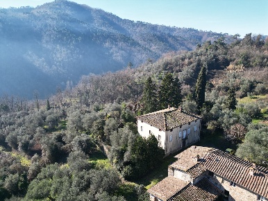 Foto Villa unifamiliare in Via del Macennere 8252/A, Lucca di 450 m²