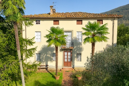 Foto Villa unifamiliare in Via del Macennere 8252/A, Lucca di 450 m²