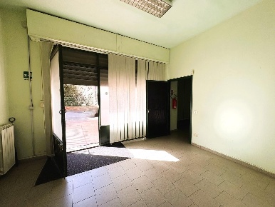 Foto Locale commerciale a Empoli Serravalle - Tinaia di 130 m² con 2 locali