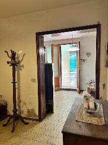 Foto Casa indipendente a Agliana Centro di 250 m² con 9 locali in vendita