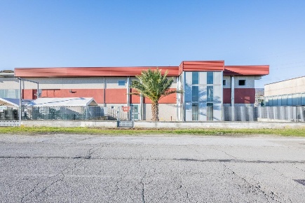 Foto Capannone industriale a Bientina di 410 m² con 10 locali in vendita
