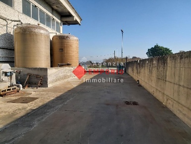 Foto Capannone industriale a Castelfranco di Sotto di 1100 m² con 3 locali