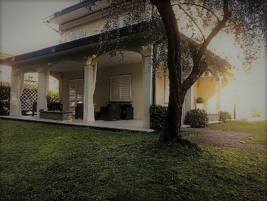 Foto Villa unifamiliare a Massa Marina di Massa Centro di 240 m² in vendita
