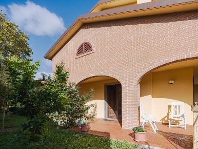 Foto Villa bifamiliare a Collesalvetti Centro di 140 m² con 5 locali