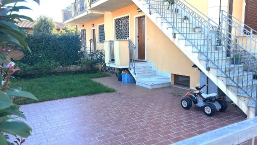 Foto Appartamento a Massa Zona Industriale di 125 m² con 6 locali