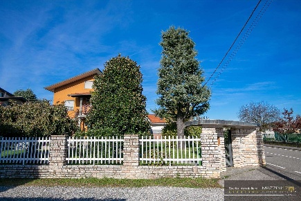 Foto Villa bifamiliare in Via Guglielmo Marconi 83, Origgio di 380 m²
