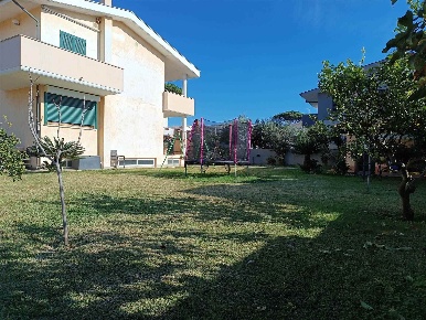 Foto Villa bifamiliare a Anzio Villa Claudia di 164 m² con 9 locali