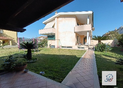 Foto Villa bifamiliare a Anzio Villa Claudia di 164 m² con 9 locali