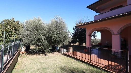 Foto Villa a schiera a Castiglione del Lago Pozzuolo di 169 m² con 7 locali