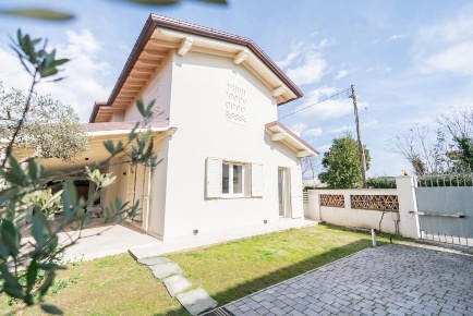 Foto Villa unifamiliare a Forte dei Marmi di 140 m² con 4 locali in affitto